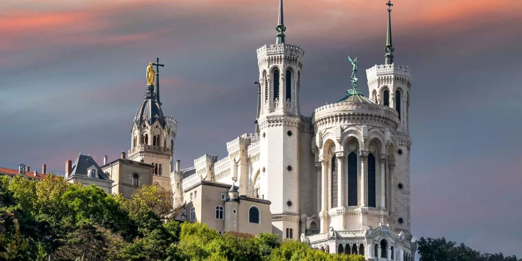 Que faire à Lyon ? Le guide ultime 2026 pour ne rien rater (visites, sorties & secrets) 2 Que faire à Lyon : visite de la Basilique de Fourvière