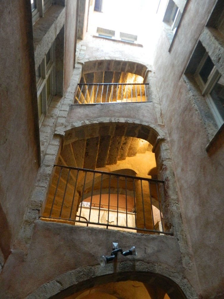 10 activités gratuites incontournables à Lyon pour des loisirs et sorties inoubliables 7 Sorties et activités gratuites Lyon : visite des traboules