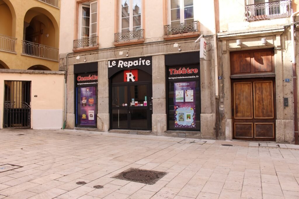 Les 10 meilleurs cafés théâtres à Lyon : votre guide pour une soirée inoubliable 4 Cafés Théâtres à Lyon : devanture du Repaire de la Comédie