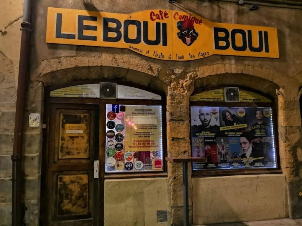 Les 10 meilleurs cafés théâtres à Lyon : votre guide pour une soirée inoubliable 7 Cafés théâtres à Lyon : devanture du Boui Boui