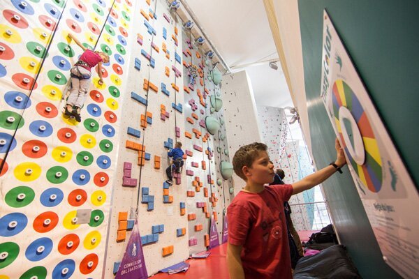 Sorties en famille à Lyon : le guide ultime pour occuper vos gones 4 Azium Confluence : escalade enfant