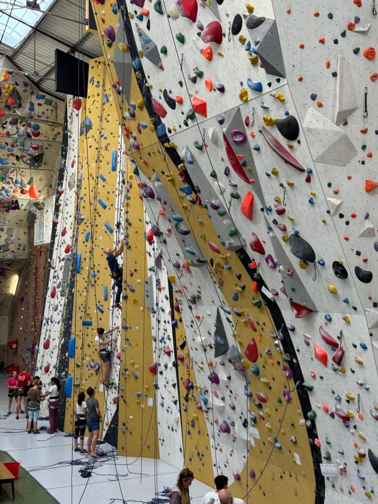 🤯 Activités enfants à Lyon (week-end & vacances) : Le guide complet pour des parents sereins 6 Que faire à Lyon : escalade à Climb Up