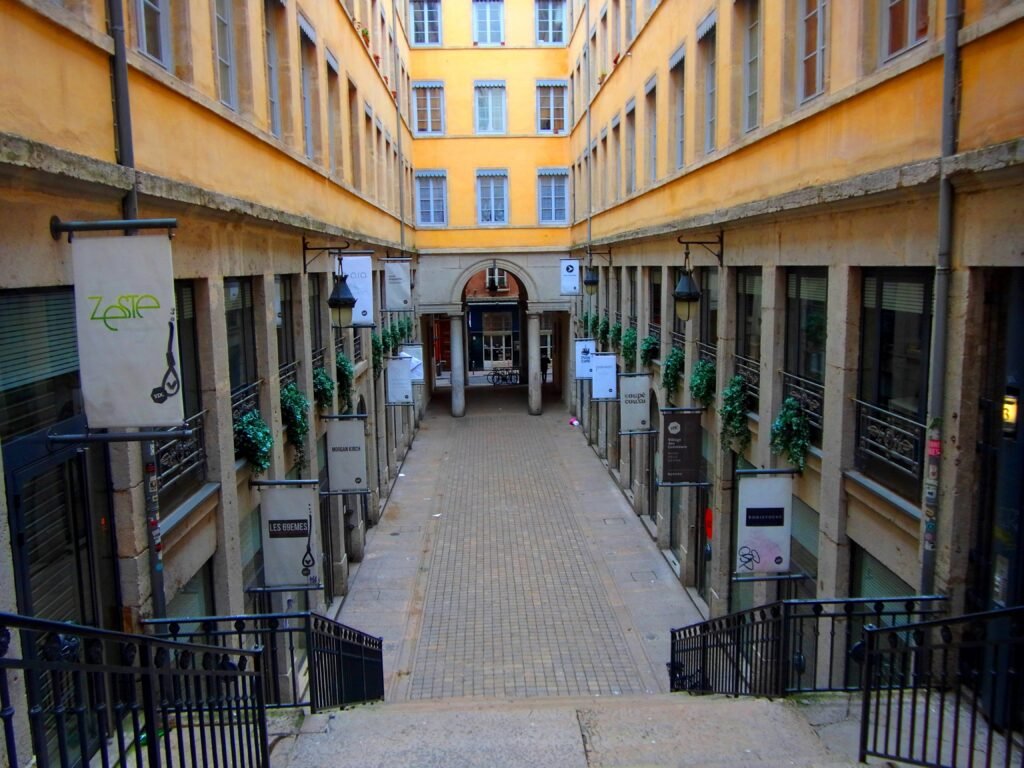 Sortir à Lyon 1 : le guide complet entre pentes et terreaux 6 Le Passage Thiaffait : village de créateur à Lyon 1