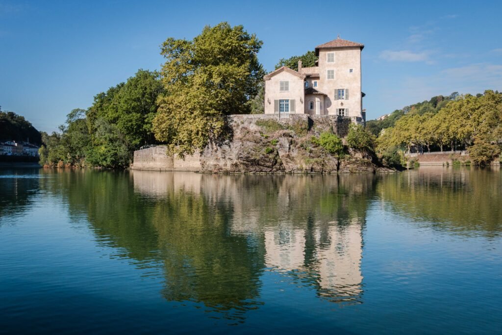 Que faire à Lyon ? Le guide ultime 2026 pour les Lyonnais et les visiteurs (visites, sorties, gastronomie, insolite) 9 Visiter Lyon : escale à l'Ile Barbe