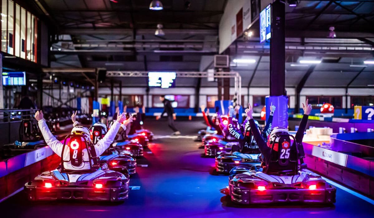 Karts en pleine course sur une piste de karting à Lyon